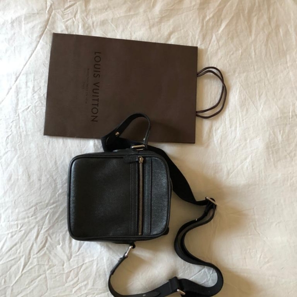 Louise Vuitton Crossbody - Picture 7 of 7